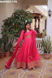 Fournisseur de magnifiques tenues indiennes en soie russe avec broderies, paillettes et imprimés numériques, robes et ensembles dupatta, de Surat. - Product Image 2