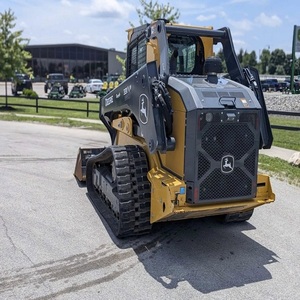 Chargeuse compacte John Deere conçue pour la robustesse, la fiabilité et la précision de maniement dans le secteur de la construction et de l'agriculture - Product Image 4