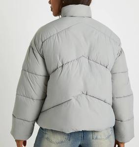 Chaqueta de plumón acolchada para mujer, estilo moderno, para exteriores, cálida para invierno, con logotipo bordado personalizado, transpirable, rellena de plumón. - Product Image 6