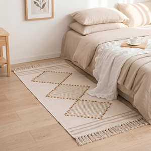 Tapis d'appoint bohème en coton tissé à la main avec motifs losanges noirs pour chambre, entrée et décoration intérieure contemporaine - Product Image 4