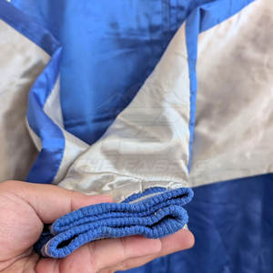 Veste Sukajan élégante à toucher doux avec col montant et logo sur le devant, disponible en différentes couleurs mélangées, idéale pour les fêtes et les voyages. - Product Image 5