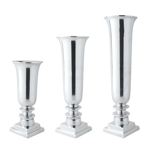 Vase trophée en métal doré antique, base carrée, piédestal, urne à fleurs, vase trompette classique finition laiton, centres de table de mariage, décoration d'hôtel - Product Image 5