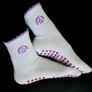 Chaussettes de Pilates antidérapantes personnalisées pour femmes et filles, chaussettes en coton personnalisées avec broderie florale, chaussettes épaisses de type crew, fabricant - Product Image 1