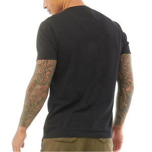 T-shirt décontracté à col rond et manches courtes pour homme, noir avec empiècement contrastant sur la poitrine, personnalisable avec logo, OEM ODM, vente en gros de vêtements - Product Image 6