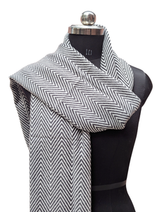 Bufanda Gris de Lujo para Mujer con Diseño Zigzag, Mezcla de Lana y Acrílico, 28x80 Pulgadas, Hecha a Mano, Cómoda, Chal de Fibra Premium para Invierno - Product Image 4