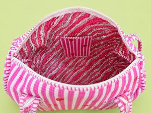 Bolsa de Viaje Acolchada con Rayas Rosas y Estampado de Corazones, Bolsa de Lona con Cierre, Bolsa de Viaje de Gran Capacidad, Bolsa de Algodón - Product Image 4