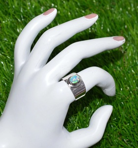 Bague en opale d'Éthiopie naturelle, argent sterling 925, faite à la main, pour elle, coupe ovale, sertissage clos, bague classique pour mariage ou anniversaire - Product Image 3