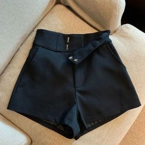 Shorts en satin noir taille haute avec fermeture boutonnée, couleur unie, coupe droite, tissu tissé, pour femme - Product Image 1