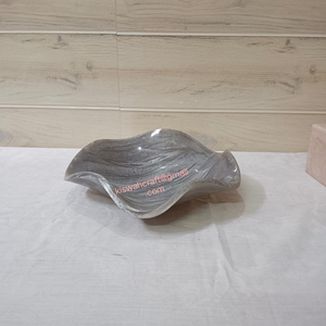 Grand bol moderne en résine bleu marine avec des paillettes dorées, dernières tendances en matière de décoration intérieure, bol décoratif à volants avec motif marbré - Product Image 3