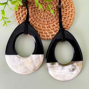 Kit de Manualidades con Colgantes de Cuerno de Búfalo - 50 Piezas con Caja de Regalo para Joyería DIY - Product Image 4