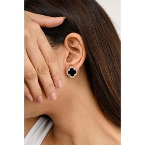 Pendientes de Oro Blanco de 18K con Ónix en Forma de Trébol y Diamantes Pavé - Product Image 4