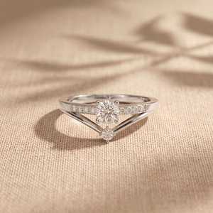 Bague de promesse en moissanite à taille ronde et tige fendue pour femme, en argent 925 avec breloques en rhodium, idéale pour un anniversaire ou une fête, pour votre partenaire - Product Image 5