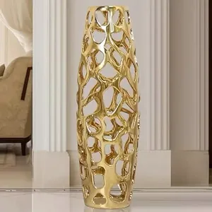Vase à fleurs artisanal en métal, idéal pour les décorations saisonnières ou les fleurs artificielles, ajoutant du charme aux espaces domestiques ou professionnels. - Product Image 4
