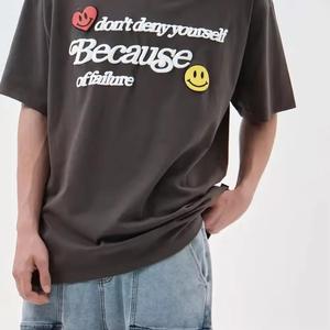 เสื้อยืดคอกลมแขนสั้นผู้ชายสีเทาผ้าฝ้ายเจอร์ซีย์พิมพ์ลายยิ้มสไตล์ลำลอง - Product Image 3