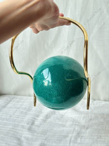 Pochette sphérique en résine artisanale indienne avec poignée supérieure en laiton, sac de soirée de luxe pour femmes, idéal pour les mariages et événements. - Product Image 3