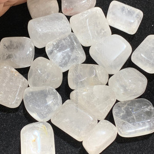 Venta al por mayor de piedras de selenita blanca natural auténtica pulidas y grabadas con motivos de amor para decoración de hogar y oficina, con propiedades curativas y de Feng Shui. - Product Image 4