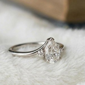 แหวนมอสซาไนต์ทรงลูกแพร์ 2 กะรัต ดีไซน์โค้ง วงแหวนเงินแท้ 925 สไตล์โมเดิร์น ของขวัญสำหรับคนรักในวันเกิด - Product Image 2