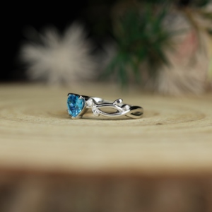 Bague de fiançailles classique en Alexandrite taille cœur, en argent sterling 925 plaqué platine, avec sertissage griffe certifié, inspirée de la nature - Product Image 6