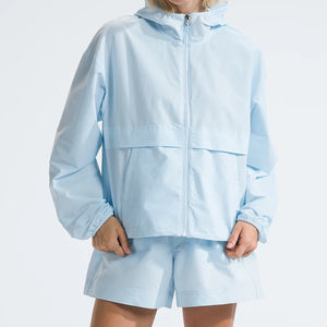 Conjunto Corto de Chaqueta y Pantalones Cortos Deportivos para Mujer, con Logotipo Personalizado por Sublimación, Resistente al Viento y al Agua, de 2 Piezas - Product Image 5