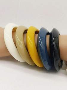 กำไลข้อมืออะคริลิคเรซิ่นลายดอกไม้สีดำขาวทันสมัยจาก SOFIYA CRAFT ของขวัญสำหรับผู้หญิง ได้รับการประเมินจากบุคคลที่สาม - Product Image 2