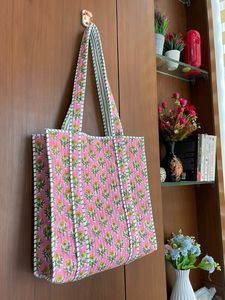 Sac fourre-tout matelassé 100 % coton style bohème brodé, imprimé floral personnalisé, sac de marché à bandoulière, exportation indienne - Product Image 3