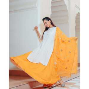 Ensemble de costume en mousseline de soie blanche taille XS avec travail Sikhiya Gotta, confortable et élégant - Product Image 4