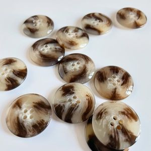 Proveedor Personalizado de Botones de Cuerno de Búfalo de Color Natural de 16mm-29mm para Prendas de Vestir, Precio al por Mayor, Hecho en India - Product Image 5