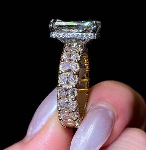 Anillo de Compromiso de Moissanita con Corte Radiante, Banda Gruesa con Incrustaciones de Diamantes, Oro de 14K/18K, Anillo Nupcial de Lujo - Product Image 2