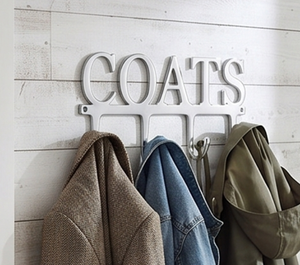 Porte-manteau mural en métal Finest Coats avec 4 crochets, résistant à la rouille, design moderne pour l'organisation et le rangement des vêtements - Product Image 4