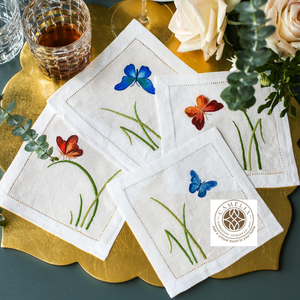 Des dessous-de-verre en lin naturel avec broderie de papillons éclatants ajoute une touche de charme de jardin vivant, parfaits pour les cocktails et les moments de thé. - Product Image 1