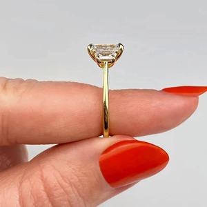 Bague de fiançailles et de mariage en or jaune 14 carats avec diamant de laboratoire taille émeraude 4.01 CT et pierres latérales trapézoïdales en trilogie - Product Image 3