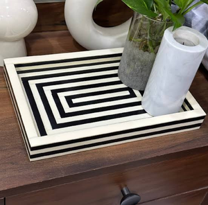 Plateau rectangulaire en os incrusté noir et blanc avec un motif géométrique en forme de labyrinthe, disponible à prix de gros. - Product Image 1