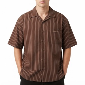 Camisa de hombre con botones y rayas minimalistas, patrón bicolor, corte holgado, manga corta, tejido relajado, proveedor mayorista OEM - Product Image 3
