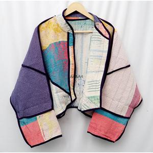 Veste Kantha vintage indienne faite à la main - Manteau matelassé écologique 100% coton, patchwork artisanal, style bohème hippie - Product Image 4