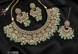 Parure de collier ras-du-cou de mariée Kundan ethnique traditionnelle indienne, plaqué or, motif floral, strass en cristal, perles vert menthe - Product Image 3