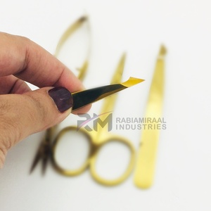 Pinzas para Cejas Inclinadas RMI, Juego de Pinzas para Cejas de Plasma Doradas de Alta Calidad con Tijeras de Resorte, Suministros para Cejas de Última Tendencia OEM - Product Image 6