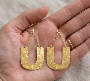 Pendientes Colgantes de Latón Texturizado en Forma de U Hechos a Mano para Mujer, Ganchos Sin Plomo, Acabado Dorado Pulido, Resistentes al Deslustre, Regalo - Product Image 3