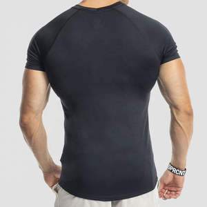 เสื้อยืดคอกวีสีดำแขนสั้นทรงเข้ารูปสำหรับผู้ชาย ผ้าเจอร์ซีย์แห้งเร็ว สปอร์ต ความยาวปกติ โลโก้ด้านหน้า - Product Image 4