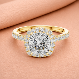 Bague de fiançailles en or jaune 14 carats plaqué rhodium avec diamant de laboratoire, pierre centrale taille coussin éblouissante, halo étincelant, certifiée IGI - Product Image 1
