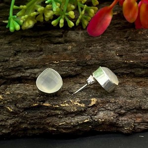 Pendientes de Plata Chapados en Oro con Calcedonia Blanca, Corte Rosa, Diseño Delicado Bohemio en Forma de Corazón, Joyería Minimalista con Piedras Preciosas, Regalo para Ella - Product Image 5