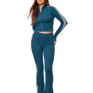 Ensemble de survêtement 2 pièces pour femme en velours épais, comprenant un crop top à capuche uni et un pantalon évasé long, style streetwear éco-responsable - Product Image 3