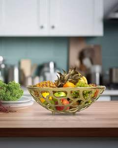 Plateau de service décoratif en laiton de style vintage avec gravure florale à la main pour table à manger - Product Image 1