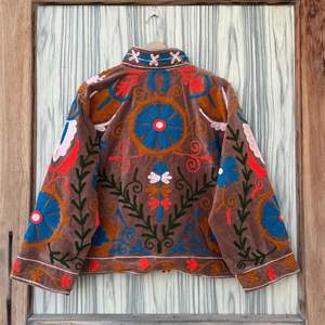 Veste d'hiver Suzani |   Manteau court en velours pour invité de mariage |   Cadeau de fête brodé à la main - Product Image 5