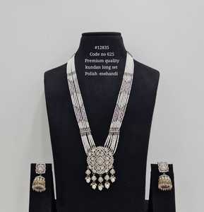 Ensemble collier long Kundan de qualité supérieure 12835 avec boucles d'oreilles, pendentif orné de perles Moti pour mariage, fête ou tenue de mariée - Product Image 1