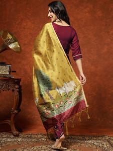 Ensemble Kurti et pantalon en coton pour femme avec dupatta en soie, motif vache et arbre, bordure dorée et rouge, tenue traditionnelle indienne toutes saisons pour Diwali - Product Image 6