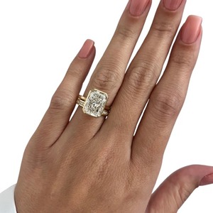 Conjunto nupcial de lujo con diamante cultivado en laboratorio de 5 quilates, corte radiante alargado, con banda de media eternidad en oro de 14K, 18K o platino. - Product Image 3