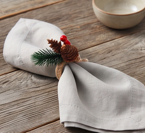 Anillo para servilletas de yute rústico con piñas, follaje y cuentas rojas para Navidad y decoración de mesa - Product Image 4