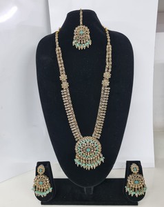 Parure de mariée florale 3 pièces luxueuse avec pendentif soleil mandala, collier long plaqué or antique Rani Haar et perles Kundan - Product Image 6