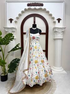 ชุดเดรส Anarkali สีขาวปักลายดอกไม้สำหรับผู้หญิง พร้อมผ้าคลุมไหล่ ดีไซน์ทันสมัย เหมาะสำหรับงานเทศกาลและงานปาร์ตี้ ชุดพื้นเมืองสำหรับทุกฤดูกาล - Product Image 3