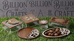 Caja Redonda de Madera y Acrílico Plexi con Tapa y Patrón de Hojas Grabado para Bombones y Dátiles - Product Image 5